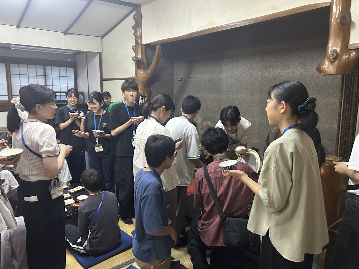 1日目の夜ご飯の様子です🍚
とーーーーっても美味しいご飯で今からの練習も顔晴れます！ごちそうさまでした！

3枚目と4枚目の写真は4年生が1年生のお茶碗に大盛りのご飯を盛っています！
これはSUWOの伝統なんです！☺︎
今年は1年生が沢山いるので大行列になっていました！✨
#夏合宿2025  #suwo