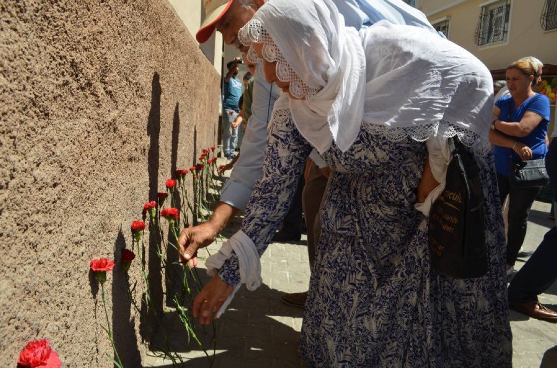 9 yıl önce bu gün GaziAntep’te düğüne IŞİD tarafından gerçekleştirilen saldırıda katledilen 40’ı çocuk, 56 kişi yaşamını yitirdi. Saygıyla anıyoruz. 

#AntepKatliamı