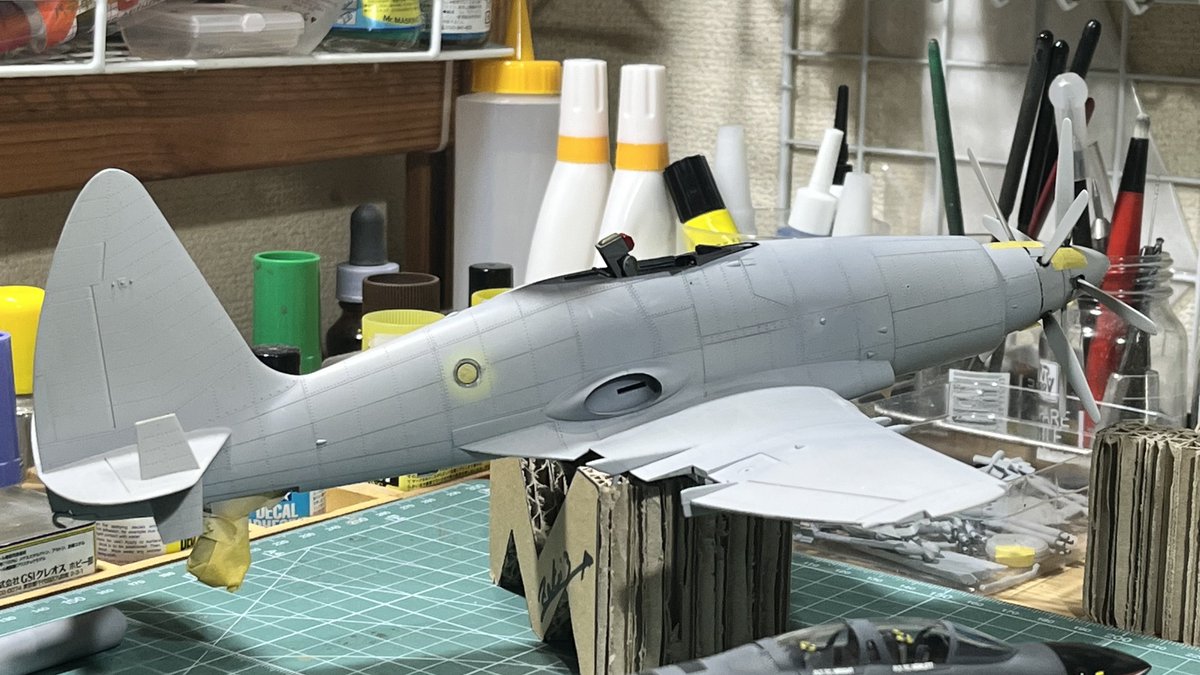 アカデミーよりトラぺのほうが安心して組める。プラが厚い固いのが僕には合ってる。
アカデミーはモノによってはプラ薄かったり歪んでたり。SUFAはアカデミー、イントルーダー、ハインド、ワイバーンはトラぺ。