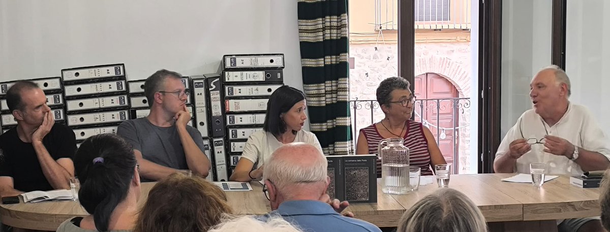 Presentació d'ahir del llibre LA COMARCA DELS PORTS a Villores. Amb Carles Jovaní, Vicent Escrivà, Josep Lluís Carbó, Tesa Giner i Violeta Tena.
