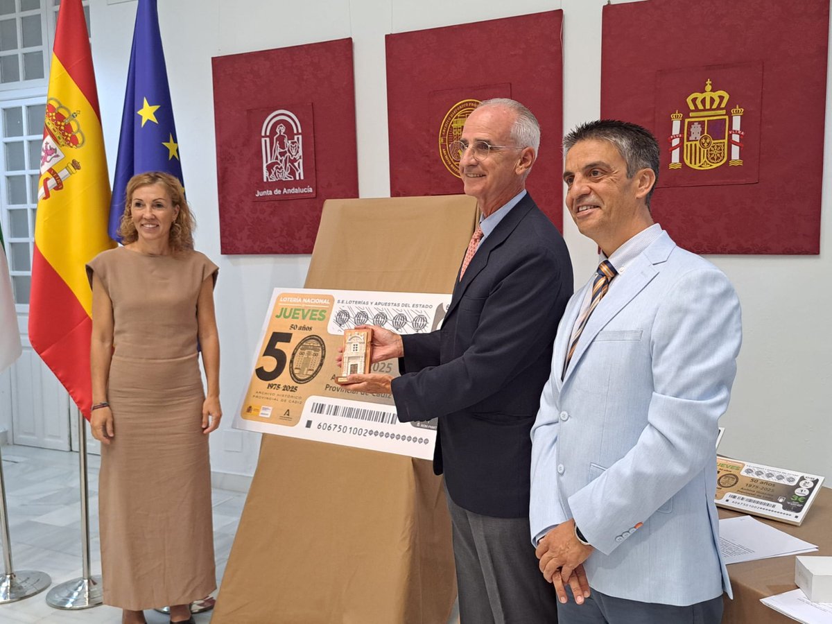Cádiz Junta (@cadizjunta) on Twitter photo El 50 aniversario de <a href="/AhpCadiz/">Archivo Histórico Provincial de Cádiz</a> será mañana protagonista en el sorteo de la Lotería Nacional
La DT <a href="/CulturaAND/">Cultura Junta de Andalucía</a> Tania Barcelona asiste con el delegado de <a href="/loterias_es/">Loterías del Estado</a> y <a href="/santisaborido/">Santiago Saborido</a> a la presentación del décimo conmemorativo dentro de la completa programación de esta efeméride El 50 aniversario de <a href="/AhpCadiz/">Archivo Histórico Provincial de Cádiz</a> será mañana protagonista en el sorteo de la Lotería Nacional
La DT <a href="/CulturaAND/">Cultura Junta de Andalucía</a> Tania Barcelona asiste con el delegado de <a href="/loterias_es/">Loterías del Estado</a> y <a href="/santisaborido/">Santiago Saborido</a> a la presentación del décimo conmemorativo dentro de la completa programación de esta efeméride