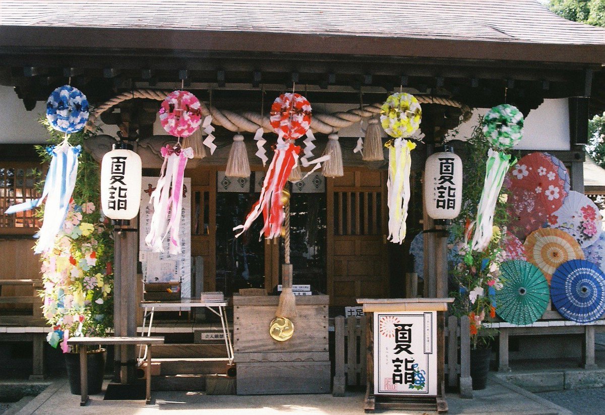 kashimu_HAMA's tweet photo. 相模原夏詣
上溝夏祭りに行く前に 氷川神社に参拝して来ました。
夏詣の #御朱印 を拝受しました。
境内に和傘や七夕飾り、風車があり綺麗でした。
#PENTAX ME+COSINA 28-70mm
#フィルムカメラ
#SUPERIA X-TRA400 期限:2019-10 補正値:なし
#期限切れフィルム
#カメスズ https://t.co/70UvYu7nln