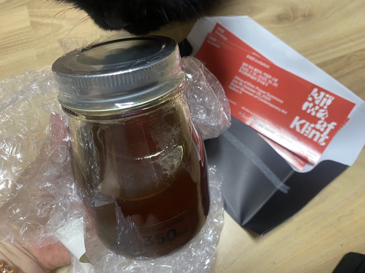 조이한 쌤네 업동이 이름짓기 이벤트에 참가했다가 꿀이랑 힐마 아프 클린트 전시회 입장권 받았다! 고맙습니다! :) 고양이 이름은 먹을 것으로 지으면 장수한다길래 직접 뜨시는 “꿀”을 제안했는데 “꾸리”로 지으셨네. 꾸라야 효도해라! ㅎㅎ 참고로 자루 이름은 자루우동에서 온 게 아닙니다;: