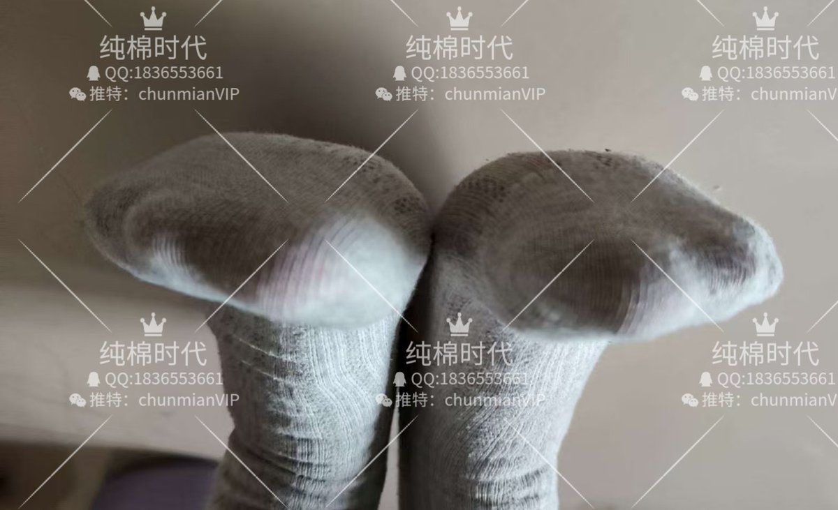 护士宿舍里的混合脚臭
晚上宿舍一关门，气味就炸开了。几双护士鞋散在地上，十几双袜子堆在一起，空气里全是厚重的酸臭。闷、湿、发霉、咸腥交织在一起，像一层浓雾压在心口。别人喊受不了，我却偷偷深吸，觉得这是独属于护士宿舍的味道——强烈、混杂，却令人欲罢不能。