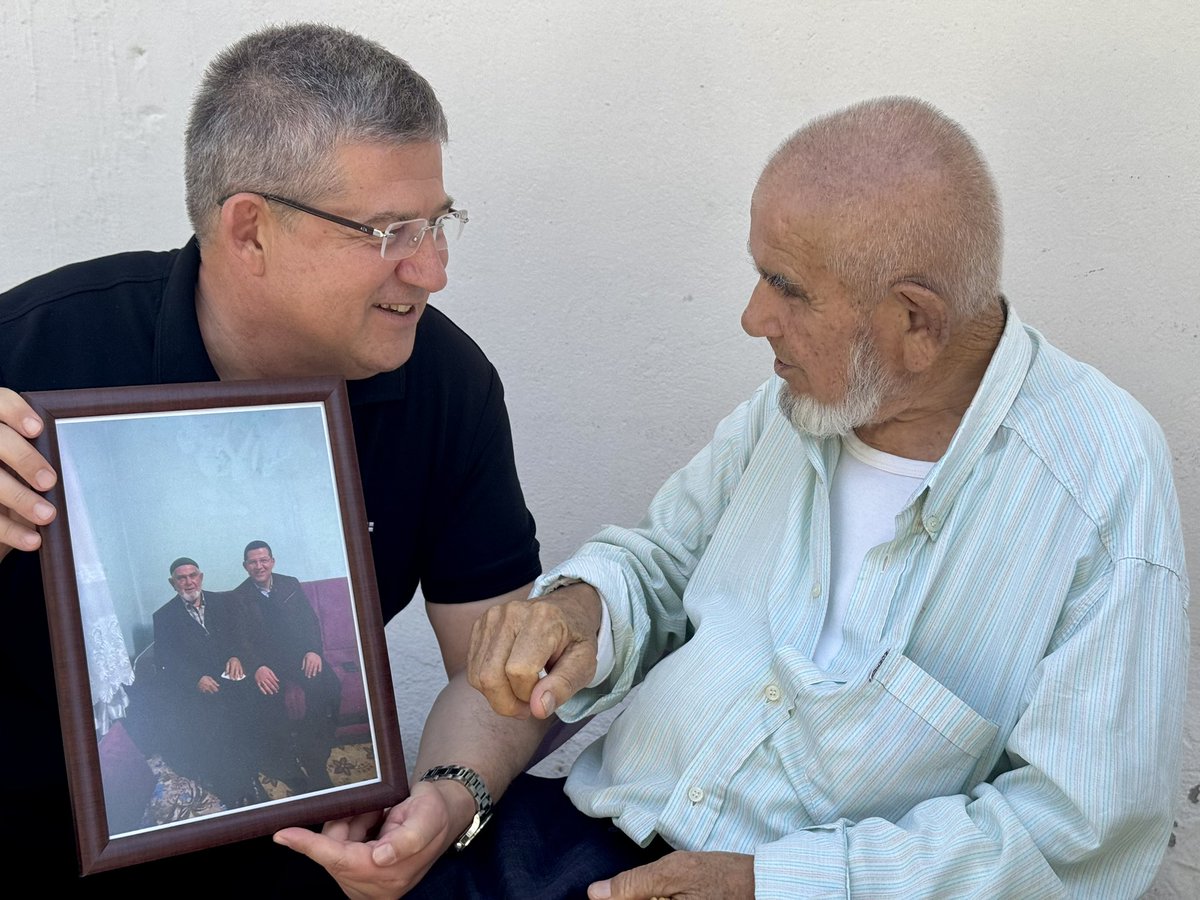 Yıllar sonra da aynı samimiyet, aynı muhabbet…
Zaman geçiyor ama dostluklar, hatıralar ve gönül bağları hep baki kalıyor.

İsmail amcamızı ziyaretimizde eski günleri yad ettik. Elimizde yılların izini taşıyan bir fotoğraf, dilimizde anılar, gönlümüzde ise tarifsiz bir muhabbet