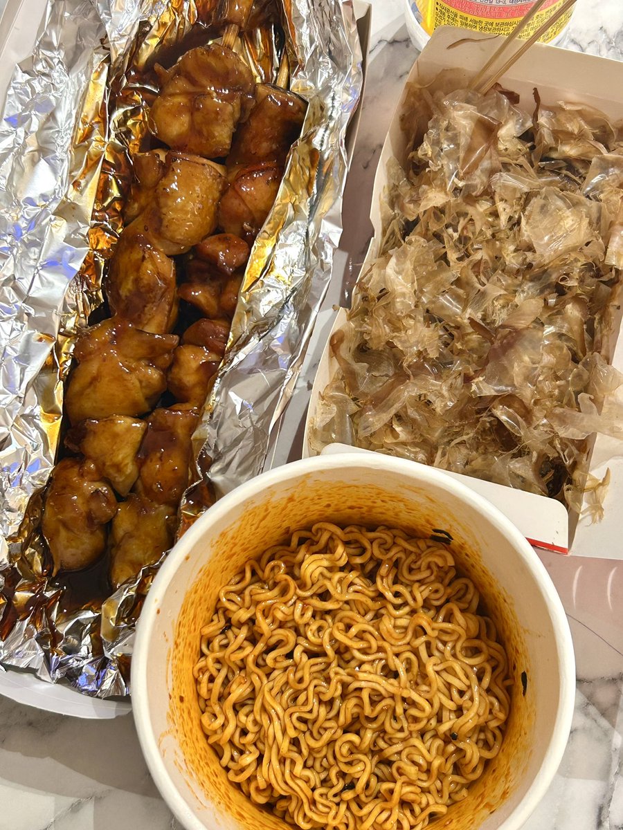 여행와서 저녁은 호텔에서 에어컨 틀고 불닭꼬치타코야끼 머거요♡
