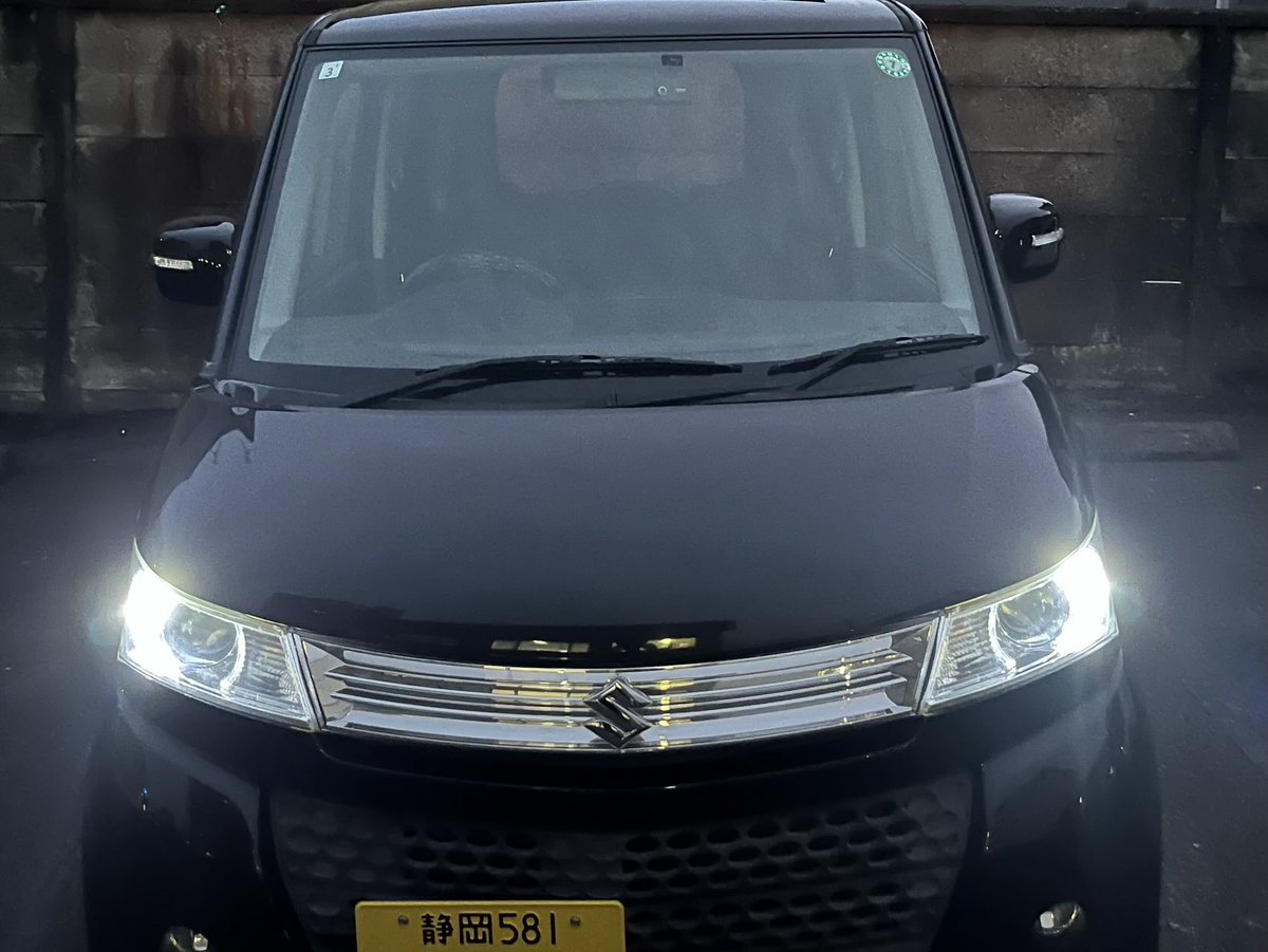 対向車、同じパレットきたなーと気にもしてなかったけどコンビニ入ったら横付けされてなんだよーと思ったら🔰の子がテール切れてますよーと教えてくれた(　ﾟдﾟ) 速攻で球変えました、ありがとうパレットの同士(・∀・)
