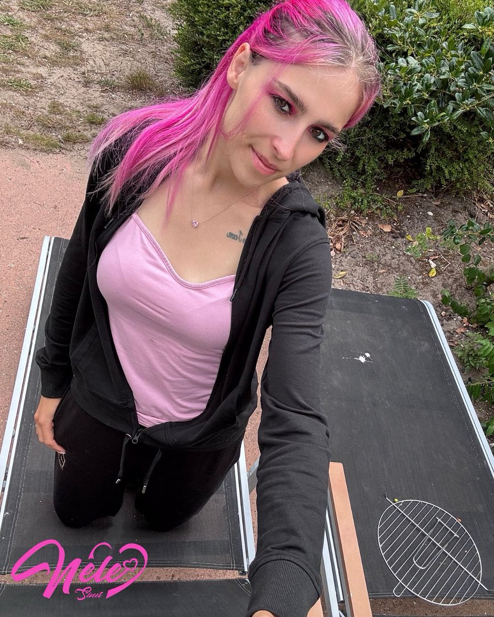 Heute draußen unterwegs 💨☀️
Der Wind spielt verrückt, aber genau das macht’s irgendwie spannend 😏💋
#WindyDay #OutdoorVibes #NatureMood #FreshAirFeels #SummerWind #ChasingTheSun #PlayfulMoments