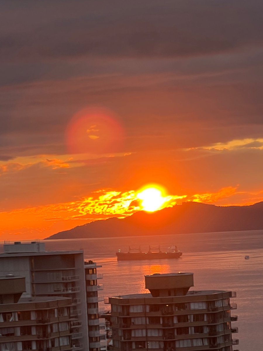 ElaineCarol3's tweet photo. Prednisone nightmare # 57 or is it my truth?
#EnglishBay
#WestEnd #WestEndSunset
#FierceSunset
#OrangeSunset
#YellowSunset
#BlueSunset #RedSunset
#CloudySunset https://t.co/ewyKWV7Sqh