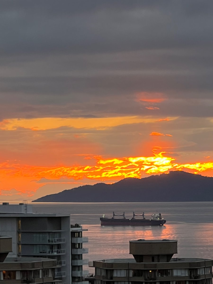 ElaineCarol3's tweet photo. Prednisone nightmare # 57 or is it my truth?
#EnglishBay
#WestEnd #WestEndSunset
#FierceSunset
#OrangeSunset
#YellowSunset
#BlueSunset #RedSunset
#CloudySunset https://t.co/ewyKWV7Sqh