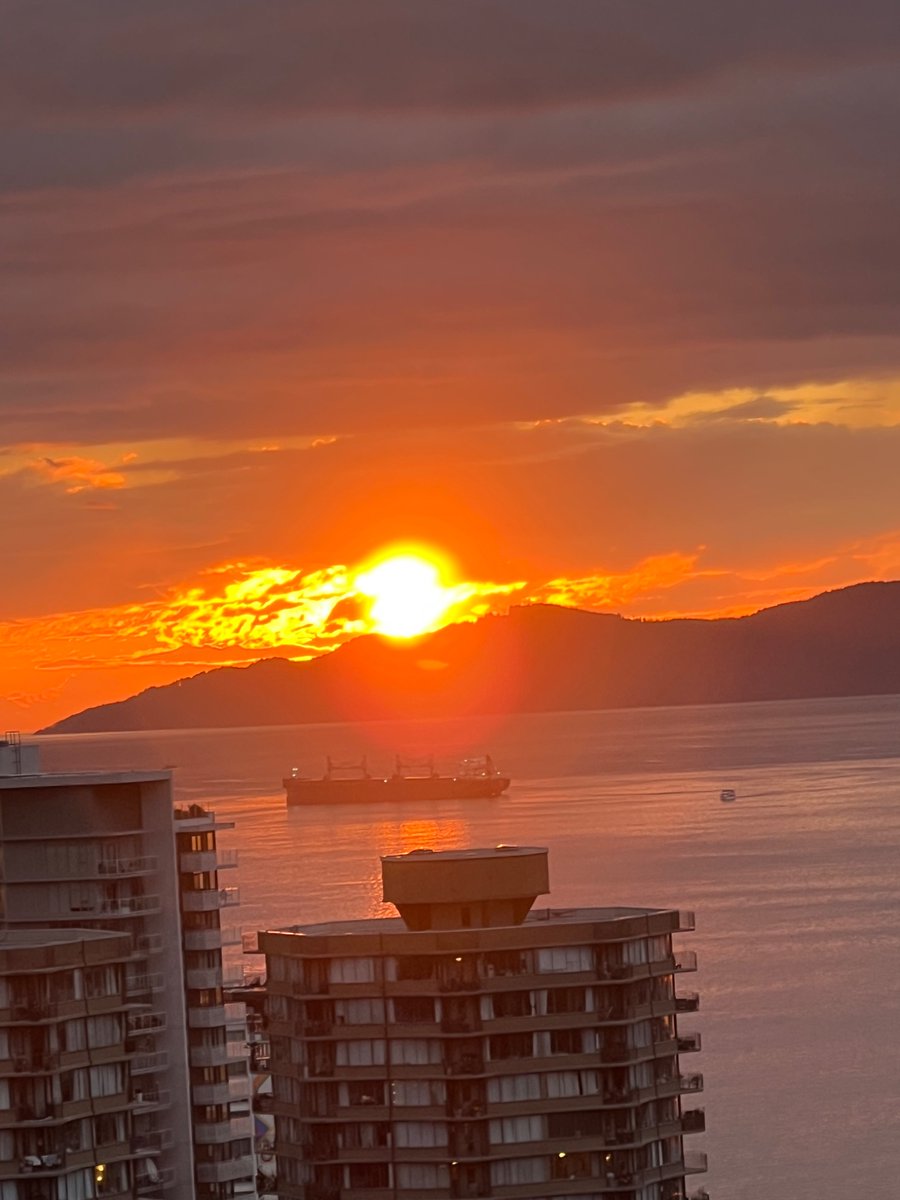 ElaineCarol3's tweet photo. Prednisone nightmare # 57 or is it my truth?
#EnglishBay
#WestEnd #WestEndSunset
#FierceSunset
#OrangeSunset
#YellowSunset
#BlueSunset #RedSunset
#CloudySunset https://t.co/ewyKWV7Sqh