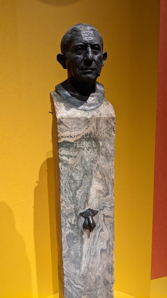 <a href="/Sz73B/">Af</a> ポンペイから出土したヘルマ柱型肖像には装飾物のように男性器がついているのだが、図録を読んでも男性器のことには触れてないんだよな。