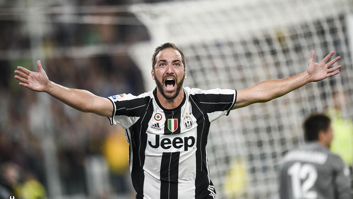 ccchec's tweet image. 9 anni fa esordiva il Higuain in maglia bianconera

Quanto cazzo gasava il Pipita 🔥 

#Juventus ⚪️⚫️