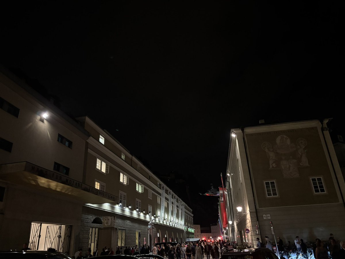ManuelBrug's tweet photo. Mein Salzburg-Finale: mit #riccardomuti in einem strengen #Bruckner-Himmel, mit @EnsPygmalion im #mozart-Paradies, mit #serebrennikov im uninspirierten #sorokin-Schneesturm. 🔝 @Vienna_Phil @DevieilheSabine #leadesandre #augustdiehl. #irrsee und #ischl sind sich zudem ausgegangen https://t.co/FgVc01T03M