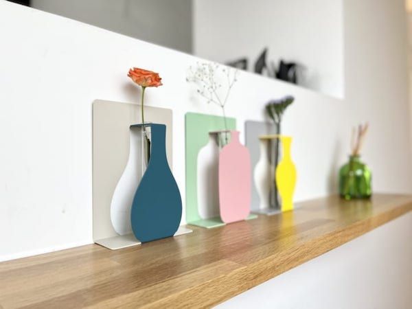 i_______DESIGN's tweet photo. 絵本から飛び出したように立体的で、ブックエンドにもなる一輪挿し。
Pop-Up Vase　|　HOUSE MARTIN(@HouseMartin_tm)　|　1415r
※作者名に間違いがあったため、再投稿です。 https://t.co/OsUWR0MVpq