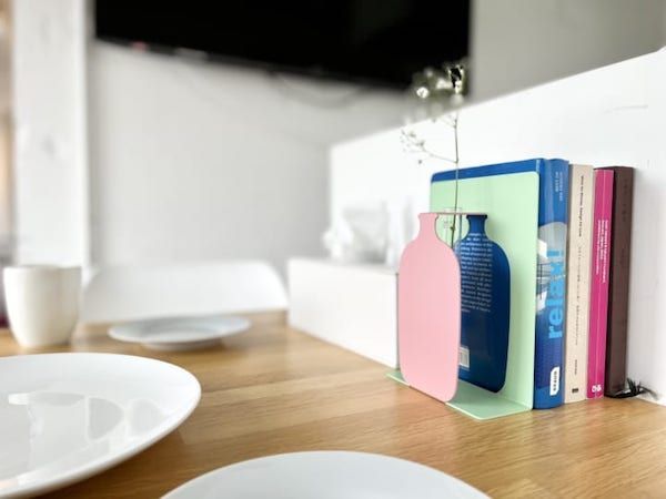 i_______DESIGN's tweet photo. 絵本から飛び出したように立体的で、ブックエンドにもなる一輪挿し。
Pop-Up Vase　|　HOUSE MARTIN(@HouseMartin_tm)　|　1415r
※作者名に間違いがあったため、再投稿です。 https://t.co/OsUWR0MVpq