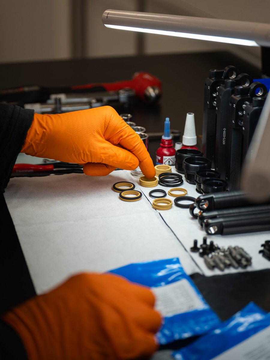 prodrive's tweet photo. Production is ramping up on the cutting edge Active Aero system for a customers next supercar, and in our clean room our Technicians assemble every component with precision and care.
#WorkshopWednesday #ProdriveAdvancedTechnology #CleanRoom #ActiveAero https://t.co/nOiHlpWSeP