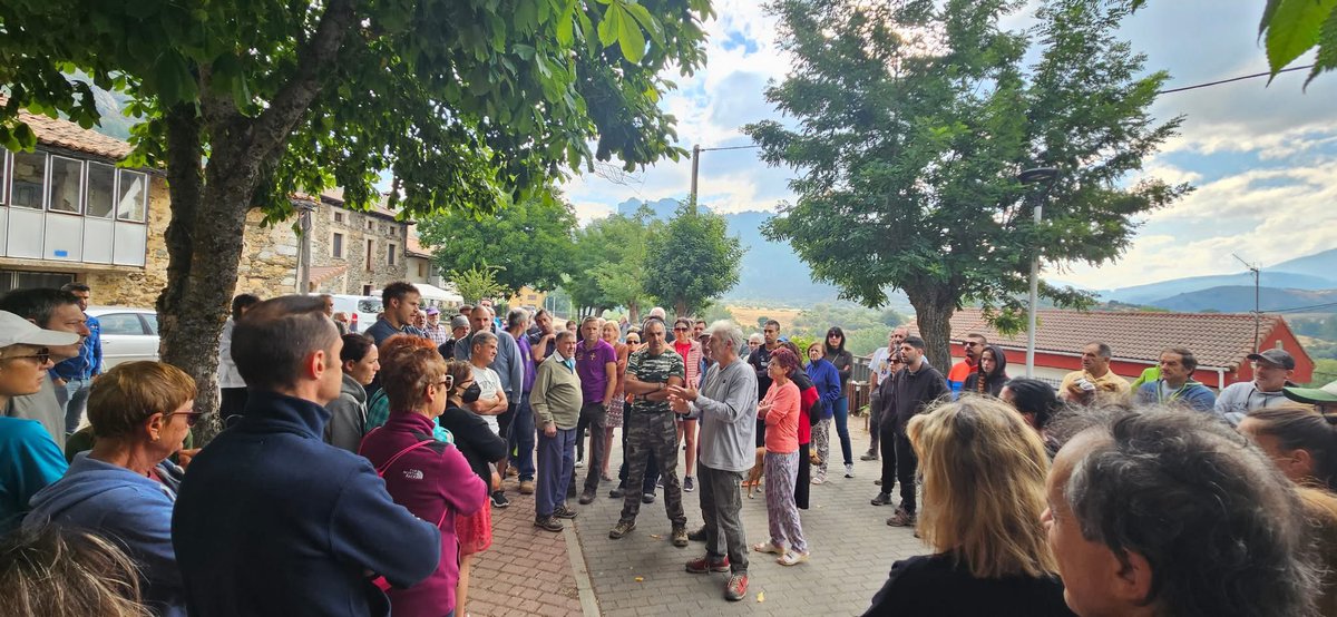 BorjaBarba's tweet photo. Las huebras. El trabajo desinteresado en favor de lo común. El espíritu de comunidad rural. La base de TODO.

Fotos de los trabajos de limpieza y perimetración de seguridad en Otero y en Camporredondo. 
#IFVelillaDelRíoCarrión 
(📸 Ayto Velilla y de mi amigo Manuel Merino) https://t.co/Cw5SARcQBT