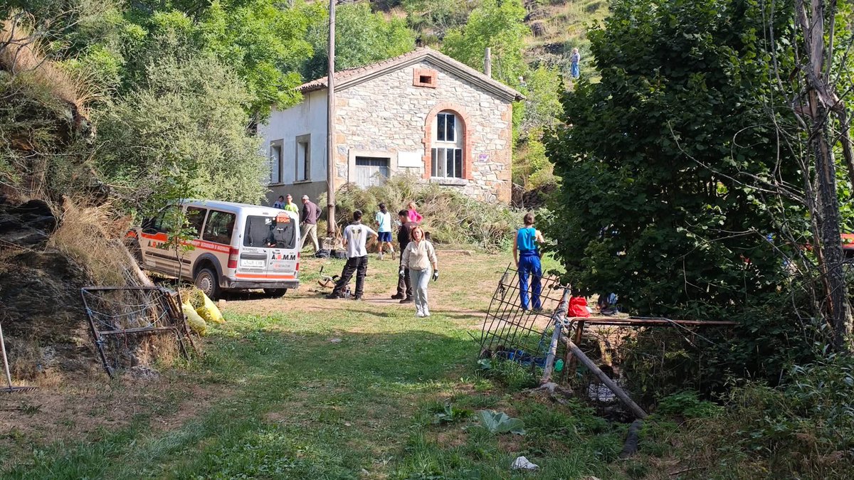Las huebras. El trabajo desinteresado en favor de lo común. El espíritu de comunidad rural. La base de TODO.

Fotos de los trabajos de limpieza y perimetración de seguridad en Otero y en Camporredondo. 
#IFVelillaDelRíoCarrión 
(📸 Ayto Velilla y de mi amigo Manuel Merino)