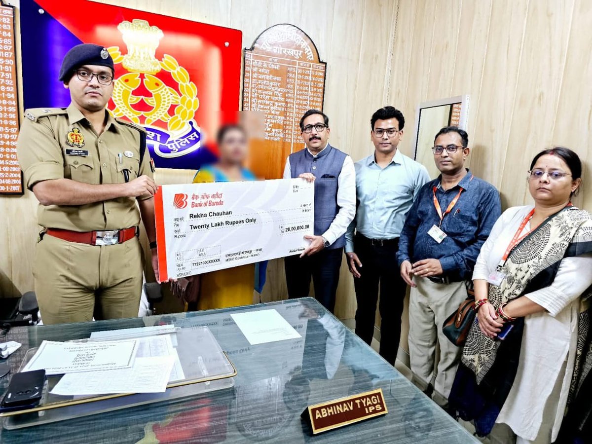 upbasic_shiksha's tweet photo. 1 करोड 20 लाख में मात्र 20 लाख 😢
➡️ BOB द्वारा पुलिस सैलरी पैकेज सुविधा के तहत ड्यूटी के दौरान दिवंगत पुलिसकर्मी आरक्षी चन्द्रभान चौहान के परिजन को 20 लाख की राशि का चेक प्रदान किया गया ।
#GorakhpurPolice #UPCOP https://t.co/FWEfj9v4tp