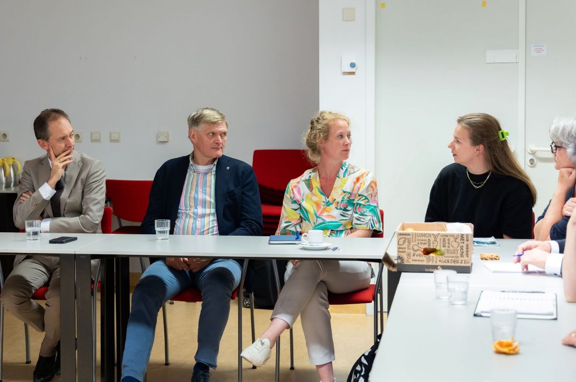 🏥 Minister Eddy van Hijum bezoekt het Post-COVID-expertisecentrum in het LUMC

Op maandag 18 augustus bracht demissionair minister Eddy <a href="/vanHijum/">Eddy van Hijum</a> (SZW) een werkbezoek aan het Post-COVID-centrum van het LUMC. Hij sprak met long covidpatiënten, artsen en onderzoekers en toonde