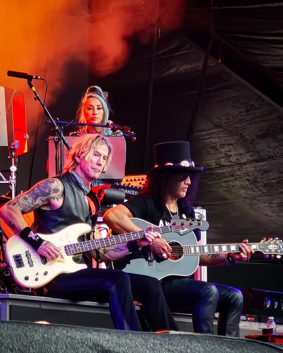 addict_slash's tweet photo. July 07 2025 #finland #tampere 🇫🇮 @slash @gunsnroses 🎩 🎸 🤘🏻 🌹 #gunsnroses #slash 📷 Venz ©️ https://t.co/x7EkueT7Em
