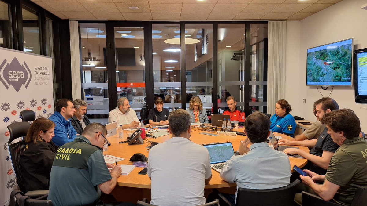 A estas horas se contabilizan en Asturias 14 incendios forestales, 5 activos, 7 controlados y 2 estabilizados.

En Degaña se ha instalado al Puesto de Mando Avanzado  . Desde allí también se realizan con el helicóptero de la Guardia Civil los vuelos de valoración y seguimiento.