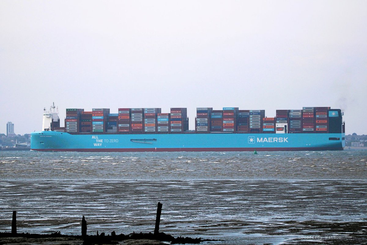 GeoffreyWatson2's tweet image. Berlin Maersk arriving London Gateway on maiden voyage. First of six slightly wider than the &quot;Ane Maersk&quot; earlier version.
#methanol #denmark #containers #maidenvoyage #korea #shipping #maritime #dpworld #apmoller #portoflondon #londonphotographer