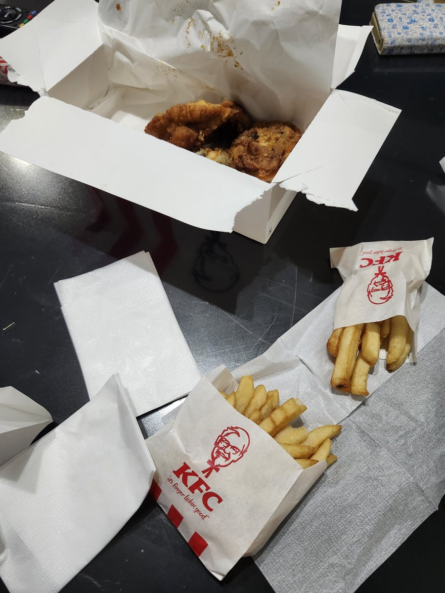 AOrider_01's tweet photo. 昨日、妻から言わせるまですっかり忘れてたけど今日は誕生日🎂
食事はリクエストでKFC🐔と小６の娘が作った卵焼き🍳 https://t.co/bnsUUZbgdO