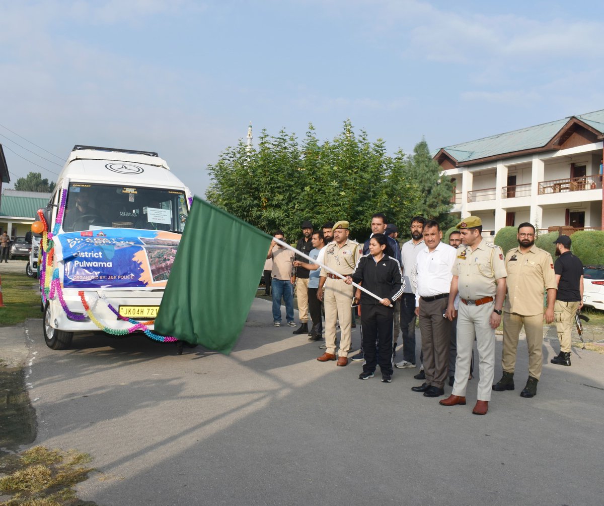 Pulwama Police (@ssppul) on Twitter photo SSP Pulwama Flags Off Bharat Darshan Tour
🚍 82 students from Pulwama & Awantipora embark on a week-long tour to Delhi & Hyderabad under CAP.
✈️ Fully sponsored by <a href="/JmuKmrPolice/">J&K Police</a> – covering travel, stay & guided visits.
An initiative to broaden horizons & inspire youth. 🙌 SSP Pulwama Flags Off Bharat Darshan Tour
🚍 82 students from Pulwama & Awantipora embark on a week-long tour to Delhi & Hyderabad under CAP.
✈️ Fully sponsored by <a href="/JmuKmrPolice/">J&K Police</a> – covering travel, stay & guided visits.
An initiative to broaden horizons & inspire youth. 🙌