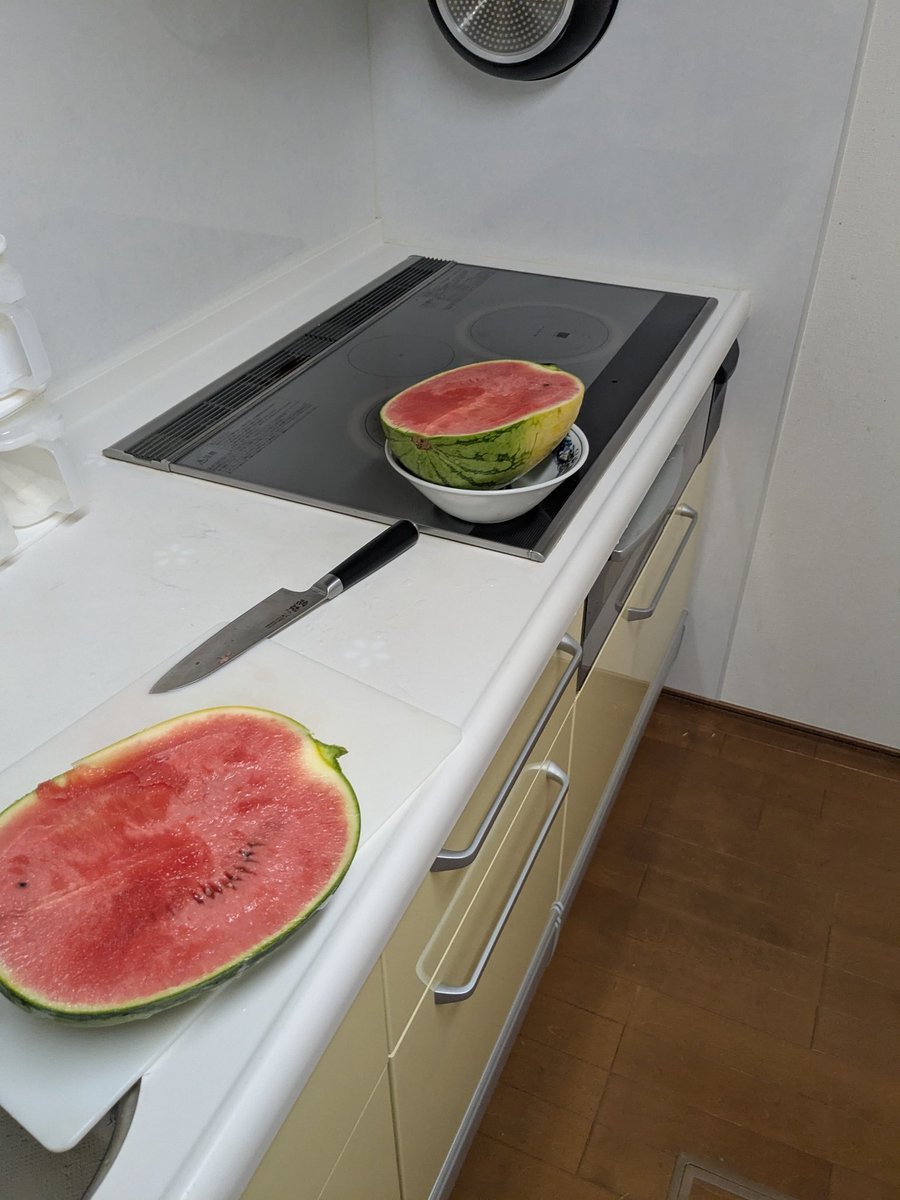 眠いけど、頑張ってスイカ食べます