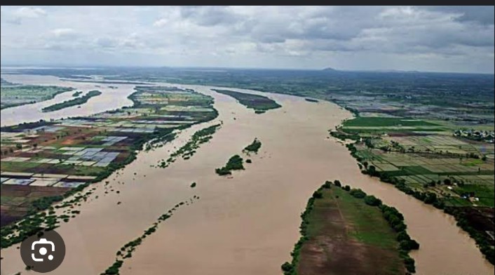 ಮುಳುಗುತ್ತಿದೆ ಕರ್ನಾಟಕ ಯಾವ ಸರ್ಕಾರಗಳು ಕೇಳುತ್ತಿಲ್ಲ...ಕಣ್ಣೆತ್ತಿ ನೋಡುತ್ತಿಲ್ಲ.😔
ಓಹ್ ಅದು ಉತ್ತರ ಕರ್ನಾಟಕವೇ?
ನಮ್ಮ ಸರ್ಕಾರಗಳೇನಿದ್ದರು ಬರೀ ದಕ್ಷಿಣದ ಕೆಲ ಭಾಗಗಳಿಗೆ ಸೀಮಿತ !? 🤐

ಈ ಮಳೆಯ ಅವಾಂತರಗಳಿಂದ ನೆಲೆ ,ಬಿತ್ತಿದ ಬೆಳೆಯ ಬೆಲೆ ,ಆಶಯ ಕಳೆದುಕೊಂಡ ಅದೆಷ್ಟೋ uk ರೈತರ ಪರ ಜನರ ಪರ ನಿಲ್ಲೋಣ.🙏
#voiceforUttarakarnataka