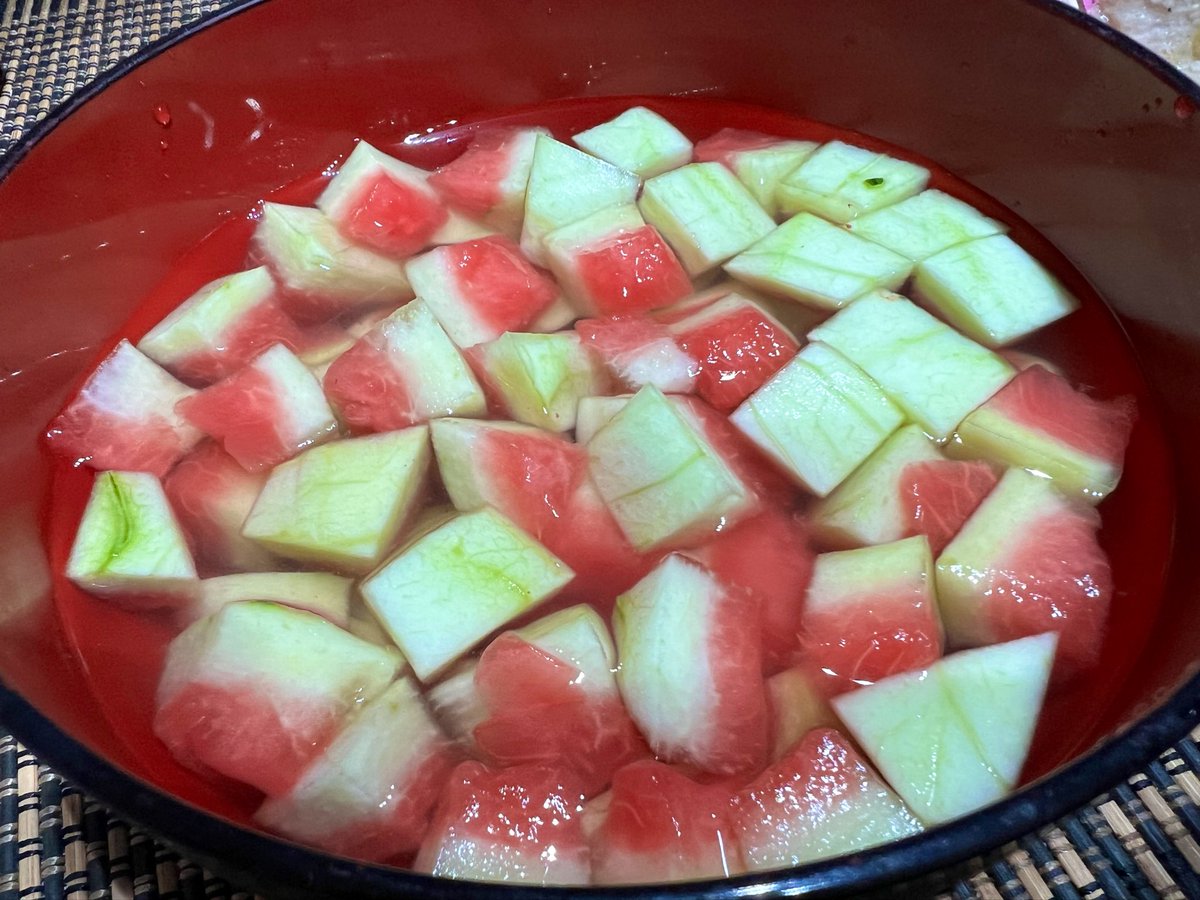 こないだ友達に驚かれたんだけど
スイカの皮の漬物！！
貧乏臭いとか言われそうだけど大好きで、漬物を漬けるために1玉買います(`･ω･´)ｷﾘｯ
甘酸っぱくって本当に美味しいよ！！
みんなも騙されたと思ってやってみて٩(ˊᗜˋ*)و♪