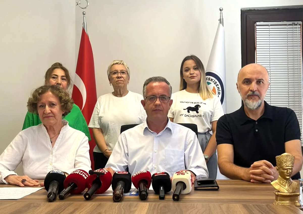 esk_kentkonseyi's tweet photo. İklim sisteminin çöküşünün tam ortasındayız. Hayatta kalmamız, sadece insanların değil, dünyadaki her canlının sağlığına bağlıdır. Yaşam alanları her geçen yıl gittikçe daralan yaban hayvanlarımız yalnızca insan kaynaklı iklim krizinin en büyük kurbanları değil, aynı zamanda bunu sona erdirmemize yardımcı olacak anahtarı da ellerinde tutuyorlar. 

Başka hangi eylemleri yaparsak yapalım, onları görmezden gelmeye devam edersek başarılı olamayız. Onların bizim yardımımıza, bizim onlara ihtiyacımız var.

Afyonkarahisar’da 22 Ağustos’ta Doğa Koruma ve Milli Parklar  (DKMP) 5. Bölge Müdürlüğü tarafından gerçekleşecek avlanma ihalelerinin iptal edilmesini istiyor ve ormanlarımızda bilimsel ölçütlere dayanarak gerekli ekolojik gözlem, izleme ve değerlendirme çalışmalarının yapılması gerekirken,  bunun yerine hayvanlarımızın öldürülmesini ve avcılığın teşvik edilmesini reddediyoruz.

Eskişehir Kent Konseyimizin; her zaman şiddetin karşısında sevginin, saygının, birlik ve beraberliğin yanında olmayı benimsemiş "hayvansever" yani "Dünya sadece bizimdir" demeyen ve aynı zamanda iyi birer insan hakları savunucusu olan Hayvan Hakları Çalışma Grubu Başkanımız Sayın Ece Bilgin ve Üyelerimiz ile tekrar uyarıyoruz; dünyamızın öncelikli sorunu daha fazla hırpalanmadan korunmasıdır.
 
Kara Avcılığı yasaklanana kadar mücadele etmenin bir “insanlık görevi” olduğu bilinci ile herkesi bu göreve davet ediyoruz!  #çarşamba