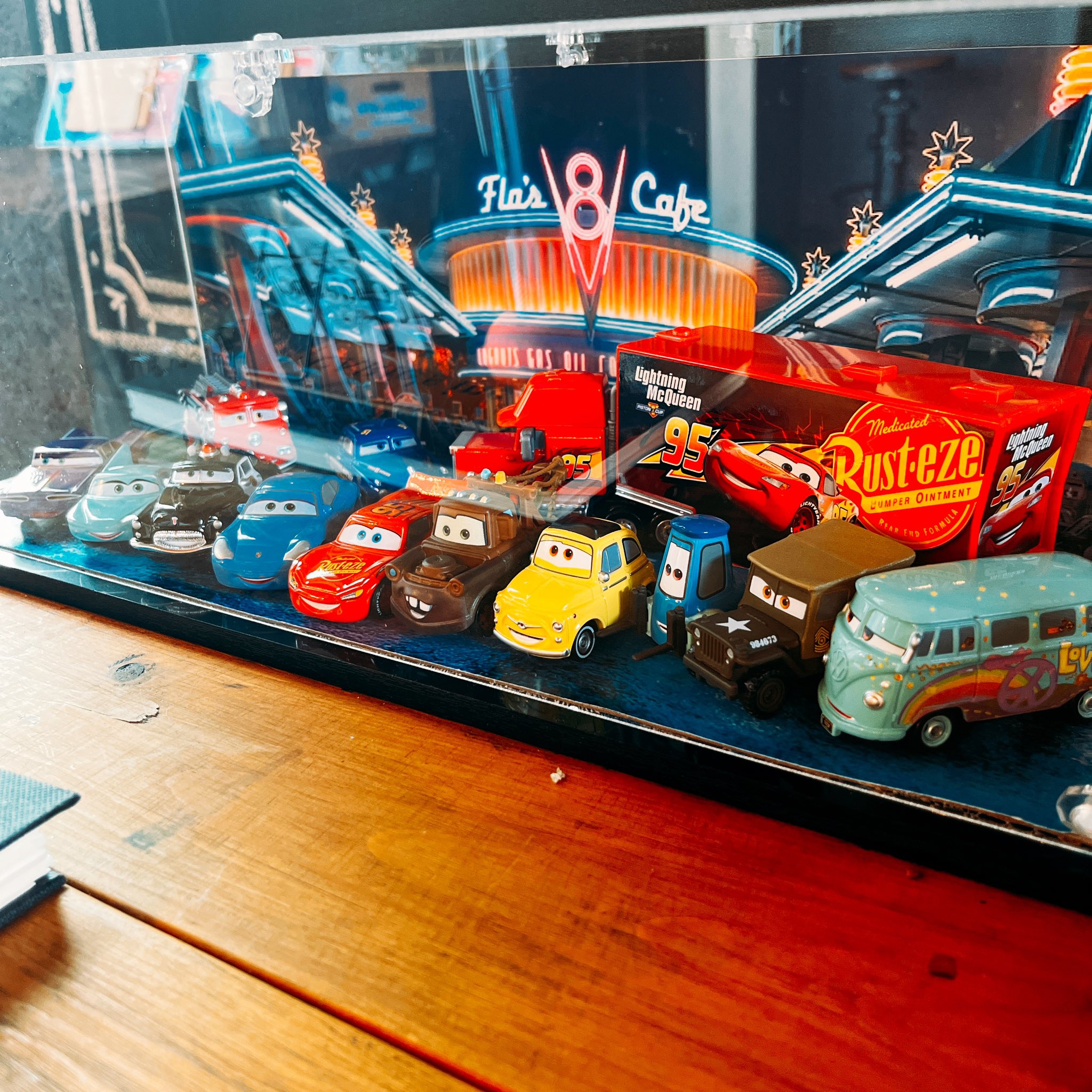 Cars V8 Cafe フロー　おまけ　トミカ　ミニカー　11個　マック カーズ フローV8カフェ プレイセット⭐️屋根のライトが光って