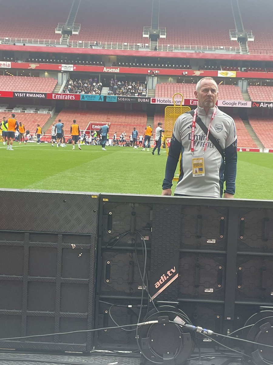Great morning at the <a href="/Arsenal/">Arsenal</a> open training session for my son (Huge Gooner).  Apart from this odd bloke who stood the whole time looking very angry at the crowd 😂 hope he has a better afternoon