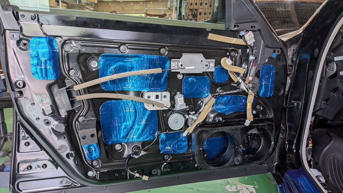 フーガはDIECOCK😳
デュアルスピーカーでアウターに🤤
これがもう超大変でした🥹
うちはしっかりインナー作るので、難易度が🤣
だからこそしっかり低域がでるんです🫡
ピラーはデッカいツィーターで音デカいしインパクトも最強クラス🤣
今後アンプ付けて本領発揮であります🫡