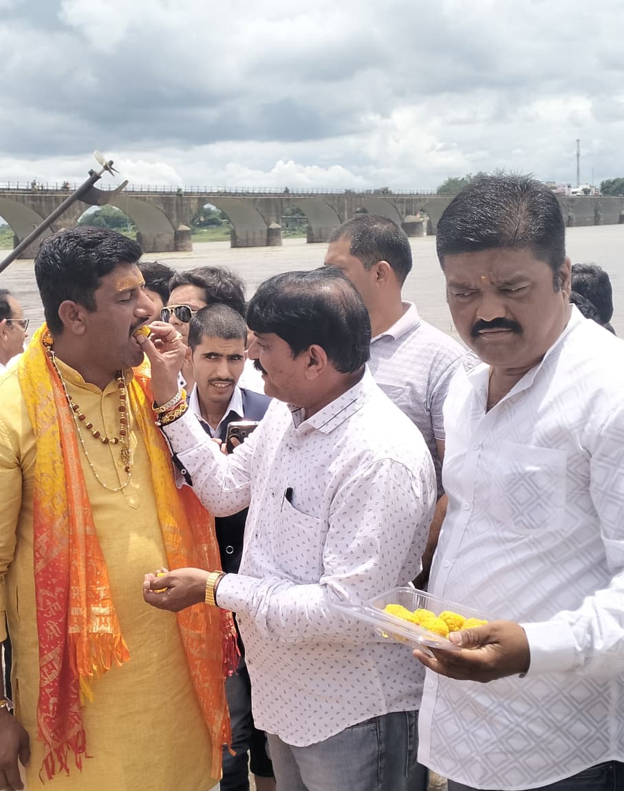 RakeshGbjp's tweet image. आज जन्मदिन के अवसर पर बड़वाह पधारे भाजपा इंदौर ग्रामीण जिला अध्यक्ष श्री श्रवण सिंह चावड़ा जी से माँ नर्मदा के तट पर भेंट की एवं उन्हें जन्मदिन की शुभकामनाएँ प्रेषित की ।

नर्मदे हर 🙏🌹

@ShravanSChawda 

@BJP4MP 
@BJP4Indoregram 

#barwaha
#rakeshgupta