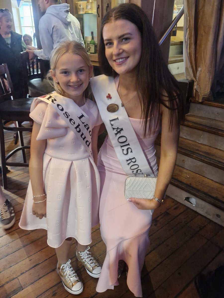 The winning Rose of Tralee and her rose bud Faye , well done Faye 👏<a href="/RoseofTralee_/">Rose of Tralee</a>