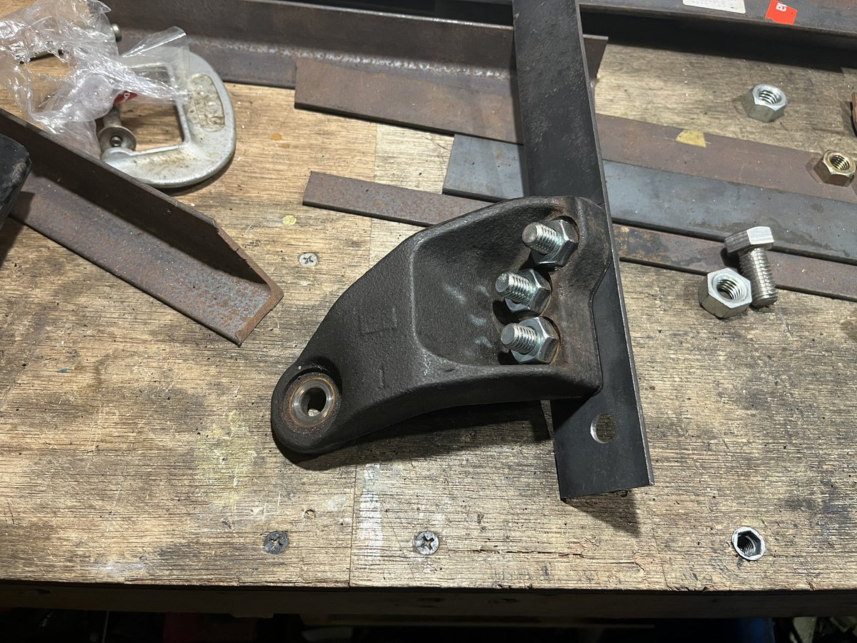 イタズラするためにHT81Sのエンジンマウントを外してくるなど