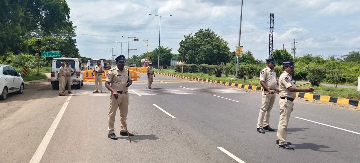 prakasam_police's tweet image. Enforcement Drive – Maddipadu PS limits (Kostal Point)

👉 Ongole Rural CI Sri N. Srikanth Babu, SI (NG Padu) &amp;amp; staff conducted checks

👉 Vehicle inspections, violations booked &amp;amp; awareness created

#EnforcementDrive #RoadSafety #CrimePrevention #PrakasamPolice #Damodhar #IPS