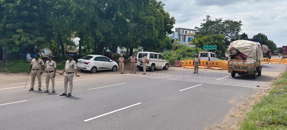 prakasam_police's tweet image. Enforcement Drive – Maddipadu PS limits (Kostal Point)

👉 Ongole Rural CI Sri N. Srikanth Babu, SI (NG Padu) &amp;amp; staff conducted checks

👉 Vehicle inspections, violations booked &amp;amp; awareness created

#EnforcementDrive #RoadSafety #CrimePrevention #PrakasamPolice #Damodhar #IPS