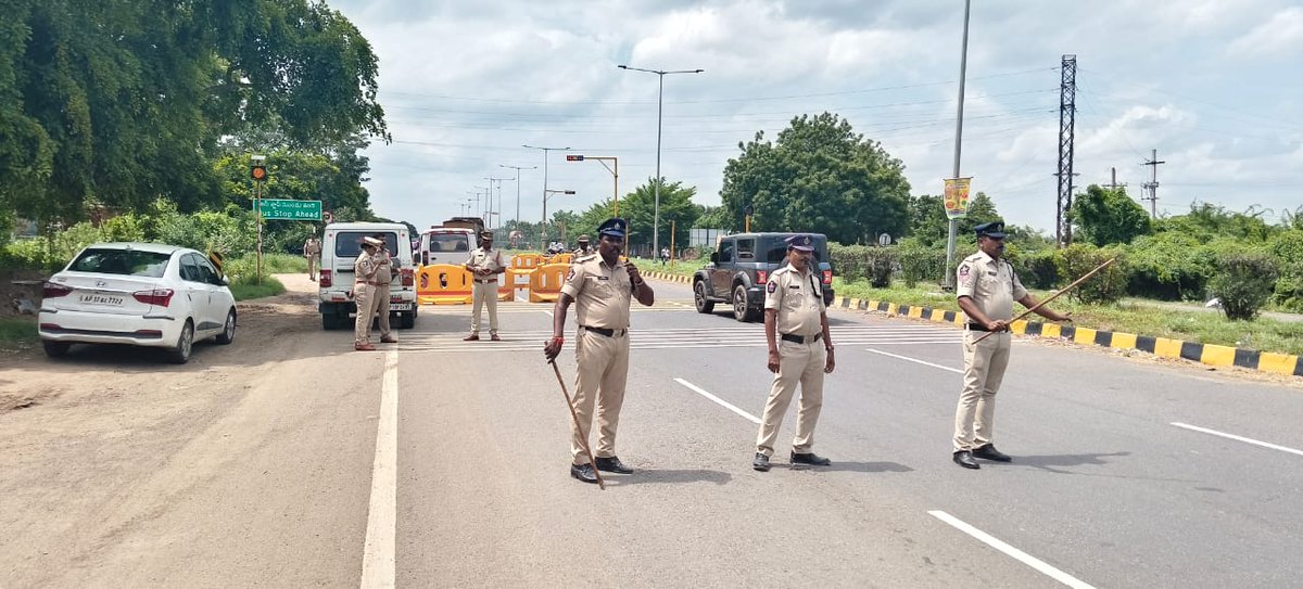 prakasam_police's tweet image. Enforcement Drive – Maddipadu PS limits (Kostal Point)

👉 Ongole Rural CI Sri N. Srikanth Babu, SI (NG Padu) &amp;amp; staff conducted checks

👉 Vehicle inspections, violations booked &amp;amp; awareness created

#EnforcementDrive #RoadSafety #CrimePrevention #PrakasamPolice #Damodhar #IPS