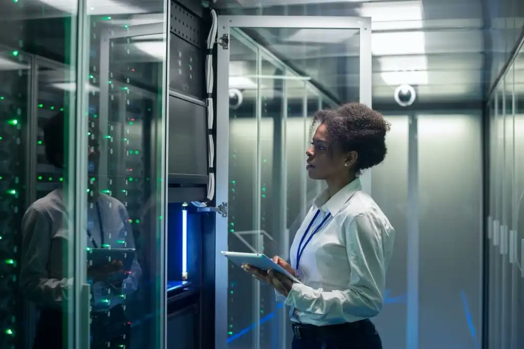 ComputerworldES's tweet image. Las modas tecnológicas empujan a “todo en la nube”, pero ignorar los #mainframes puede ser un error costoso. Su potencia en transacciones críticas y seguridad los hace imprescindibles. No se trata de sustituir, sino de combinar fuerzas. 
¿Por qué?
bit.ly/4oPuvsi