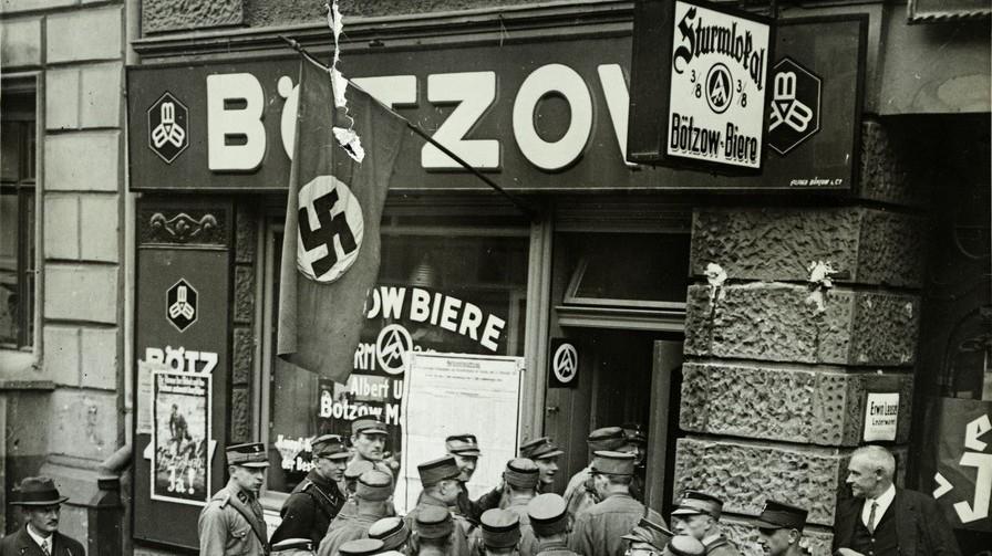 AIB (@antifainfoblatt) on Twitter photo "Sturmlokale" als "Vorposten im Bürgerkrieg"
Ab 1929 begann die nationalsozialistische "Sturmabteilung" (SA) in allen Städten Deutschlands eigene Treffpunkte zu eröffnen – die sogenannten Sturmlokale.
➔ t1p.de/u2h8v
Bild: arbark, CCBY-NC-ND4.0 "Sturmlokale" als "Vorposten im Bürgerkrieg"
Ab 1929 begann die nationalsozialistische "Sturmabteilung" (SA) in allen Städten Deutschlands eigene Treffpunkte zu eröffnen – die sogenannten Sturmlokale.
➔ t1p.de/u2h8v
Bild: arbark, CCBY-NC-ND4.0
