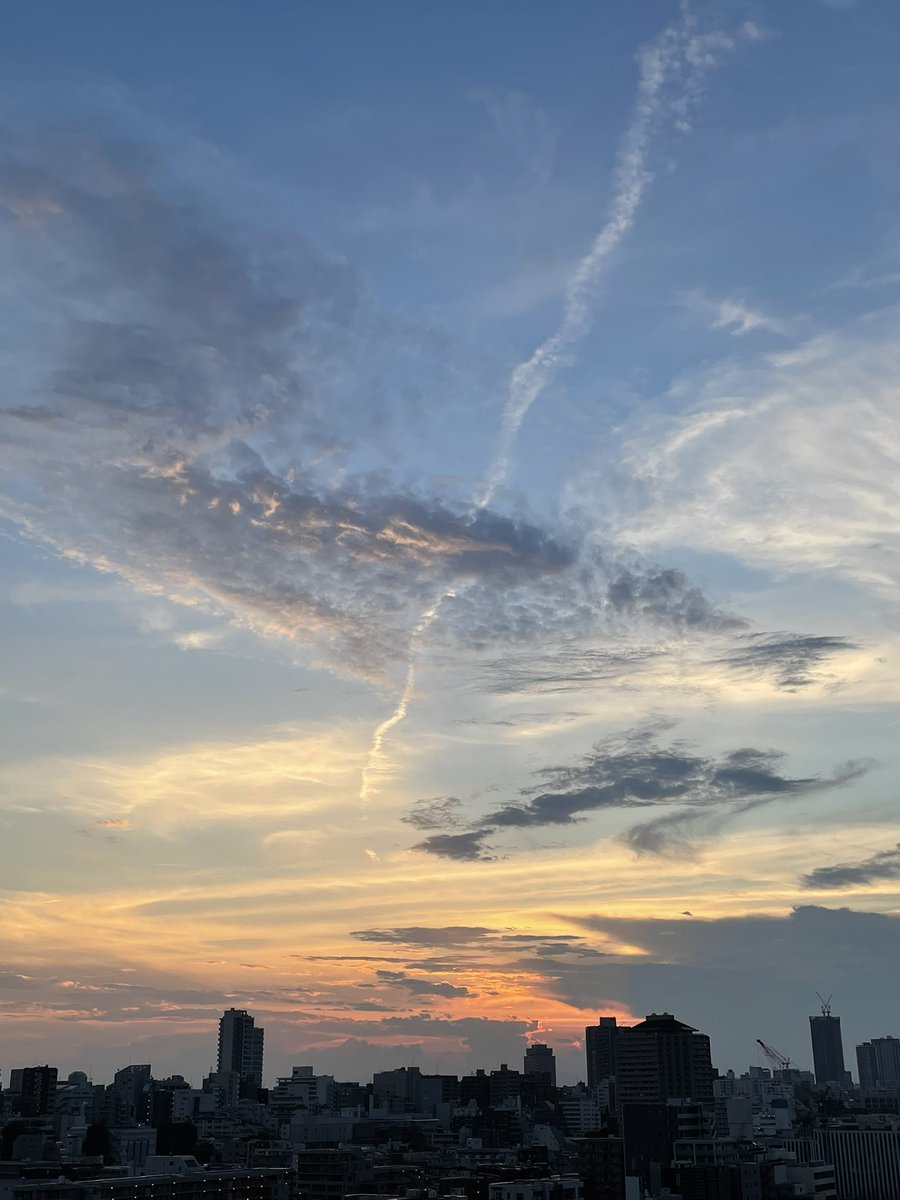 DIntroductions3's tweet image. #ファインダー越しの私の世界
#イマソラ #写真好きな人と繋がりたい

複雑な空模様 🌆