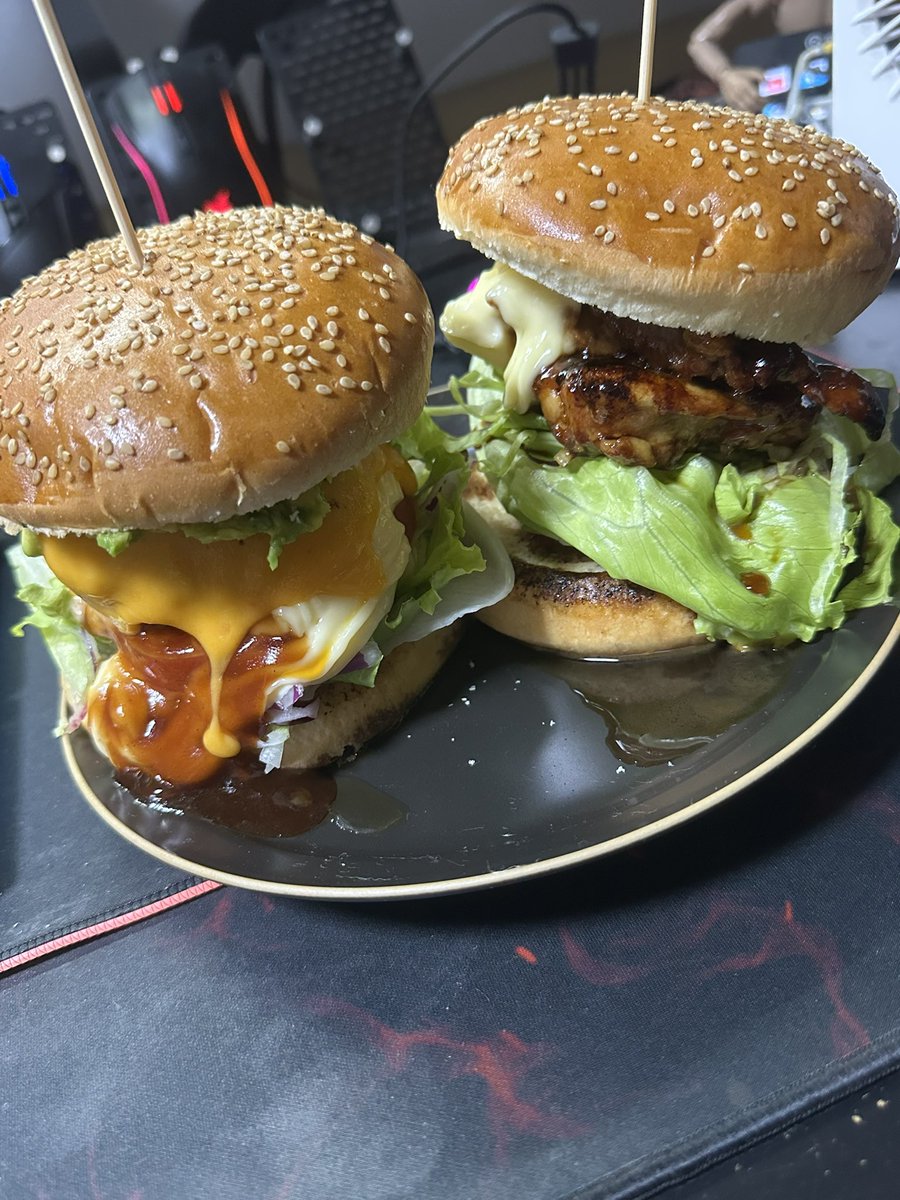 照り焼きチキンと
神戸牛バーグで

バーガー作った