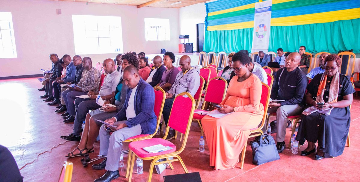Min of Trade |Rwanda (@rwandatrade) on Twitter photo Kuri uyu wa gatatu, abakozi ba MINICOM, <a href="/RwandaLabour/">Ministry of Public Service and Labour | Rwanda</a>, <a href="/RwandaFinance/">Ministry of Finance & Economic Planning</a>, <a href="/RDBrwanda/">Rwanda Development Board</a>, <a href="/RwandaMinesB/">Rwanda Mines, Petroleum and Gas Board</a>, <a href="/InspectorateRw/">Rwanda Inspectorate, Competition & C.P Authority</a>, ku bufatanye na <a href="/giz_rwanda/">GIZ Rwanda</a>, bakomereje ubukangurambaga kuri gahunda y’imyaka 5 yo guteza imbere abikorera no guhanga imirimo ku rubyiruko mu Ntara y’Amajyaruguru. Kuri uyu wa gatatu, abakozi ba MINICOM, <a href="/RwandaLabour/">Ministry of Public Service and Labour | Rwanda</a>, <a href="/RwandaFinance/">Ministry of Finance & Economic Planning</a>, <a href="/RDBrwanda/">Rwanda Development Board</a>, <a href="/RwandaMinesB/">Rwanda Mines, Petroleum and Gas Board</a>, <a href="/InspectorateRw/">Rwanda Inspectorate, Competition & C.P Authority</a>, ku bufatanye na <a href="/giz_rwanda/">GIZ Rwanda</a>, bakomereje ubukangurambaga kuri gahunda y’imyaka 5 yo guteza imbere abikorera no guhanga imirimo ku rubyiruko mu Ntara y’Amajyaruguru.