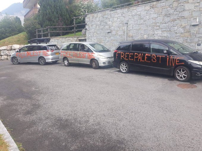 Des familles juives en vacances dans les Alpes françaises à Chatel, se sont réveillées avec leurs voitures taguées "Palestine libre".
Neuf véhicules ont été vandalisés.

Free Palestine, un permis d'attaquer les juifs occidentaux et même de les tuer