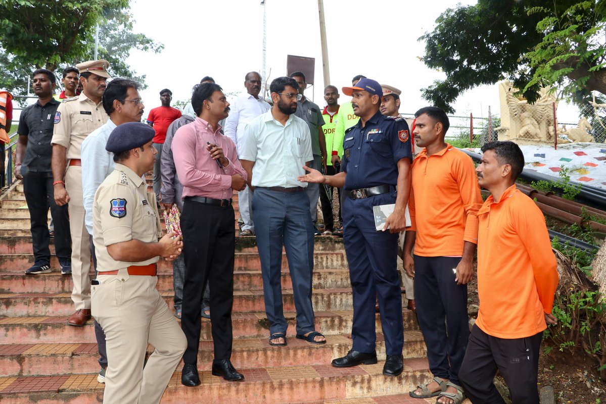 SP KOTHAGUDEM (@spkothagudem) on Twitter photo గోదావరి నది పరివాహక లోతట్టు ప్రాంత ప్రజలు జిల్లా అధికార యంత్రాంగం సూచనలను పాటిస్తూ అప్రమత్తంగా ఉండాలి.
తూరుబాక వద్ద డైవర్షన్ పాయింట్ ను
మరియు భద్రాచలం కరకట్ట పై నుండి గోదావరి నది వరద ఉధృతిని పరిశీలించిన <a href="/Collector_BDD/">Collector Bhadradri Kothagudem</a>, ఎస్పీ <a href="/rohith_ips/">Rohit</a> <a href="/TelanganaCOPs/">Telangana Police</a> <a href="/TelanganaDGP/">DGP TELANGANA POLICE</a> గోదావరి నది పరివాహక లోతట్టు ప్రాంత ప్రజలు జిల్లా అధికార యంత్రాంగం సూచనలను పాటిస్తూ అప్రమత్తంగా ఉండాలి.
తూరుబాక వద్ద డైవర్షన్ పాయింట్ ను
మరియు భద్రాచలం కరకట్ట పై నుండి గోదావరి నది వరద ఉధృతిని పరిశీలించిన <a href="/Collector_BDD/">Collector Bhadradri Kothagudem</a>, ఎస్పీ <a href="/rohith_ips/">Rohit</a> <a href="/TelanganaCOPs/">Telangana Police</a> <a href="/TelanganaDGP/">DGP TELANGANA POLICE</a>